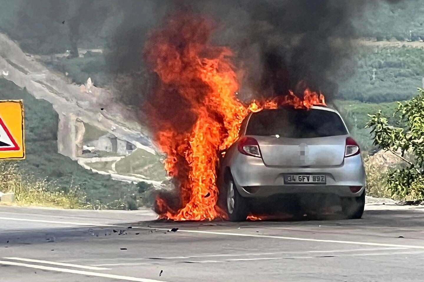 Seyir halindeki otomobil alev topuna döndü