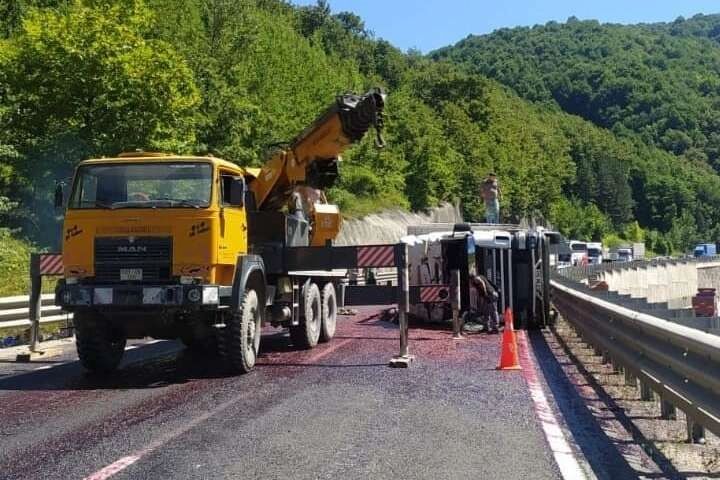 Kiraz yüklü kamyon devrildi, meyveler yola saçıldı