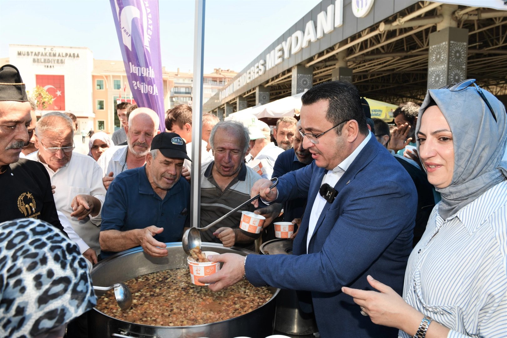 Mustafakemalpaşa’da Başkan Kanar'dan vatandaşlara aşure ikramı