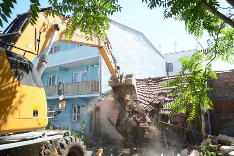 Osmangazi'de metruk bina temizliği devam ediyor