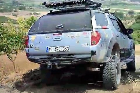 Yangına off-road araçlarıyla müdahale ettiler