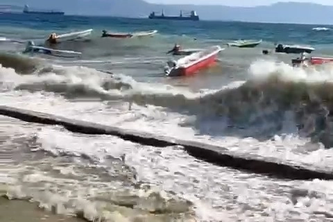 Gemlik'te dalgalar sahil yoluna taştı