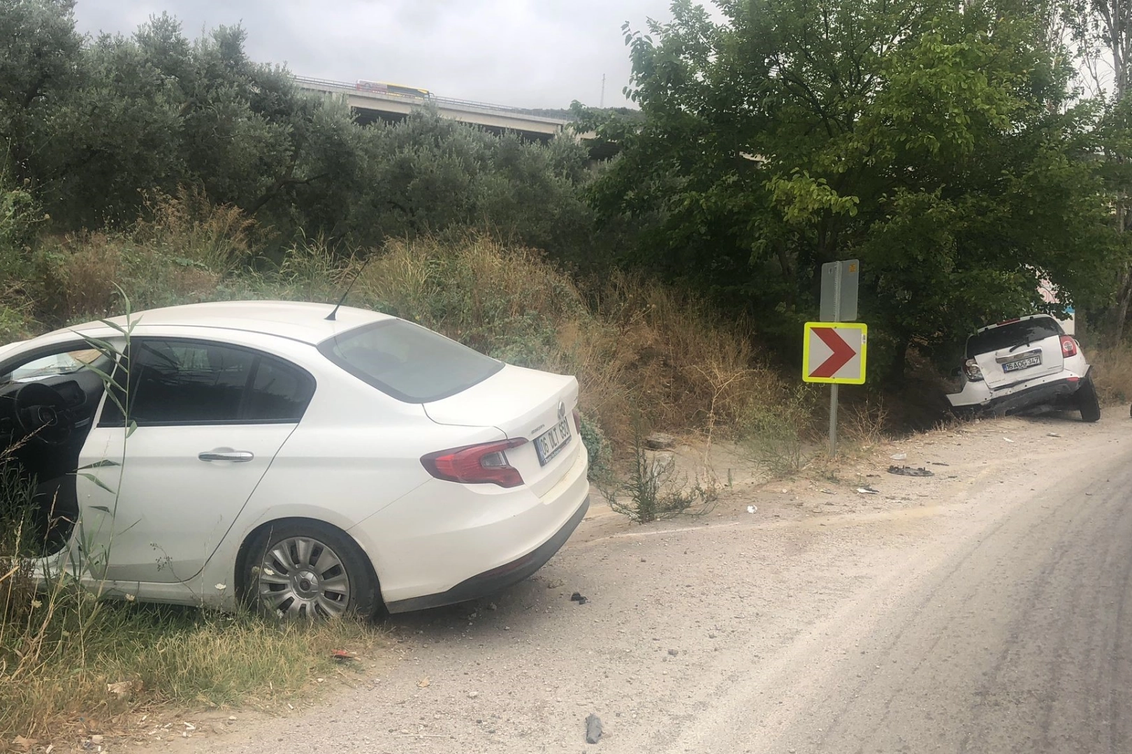 Gemlik'te mazot dökülen yolda 3 araç kaza yaptı