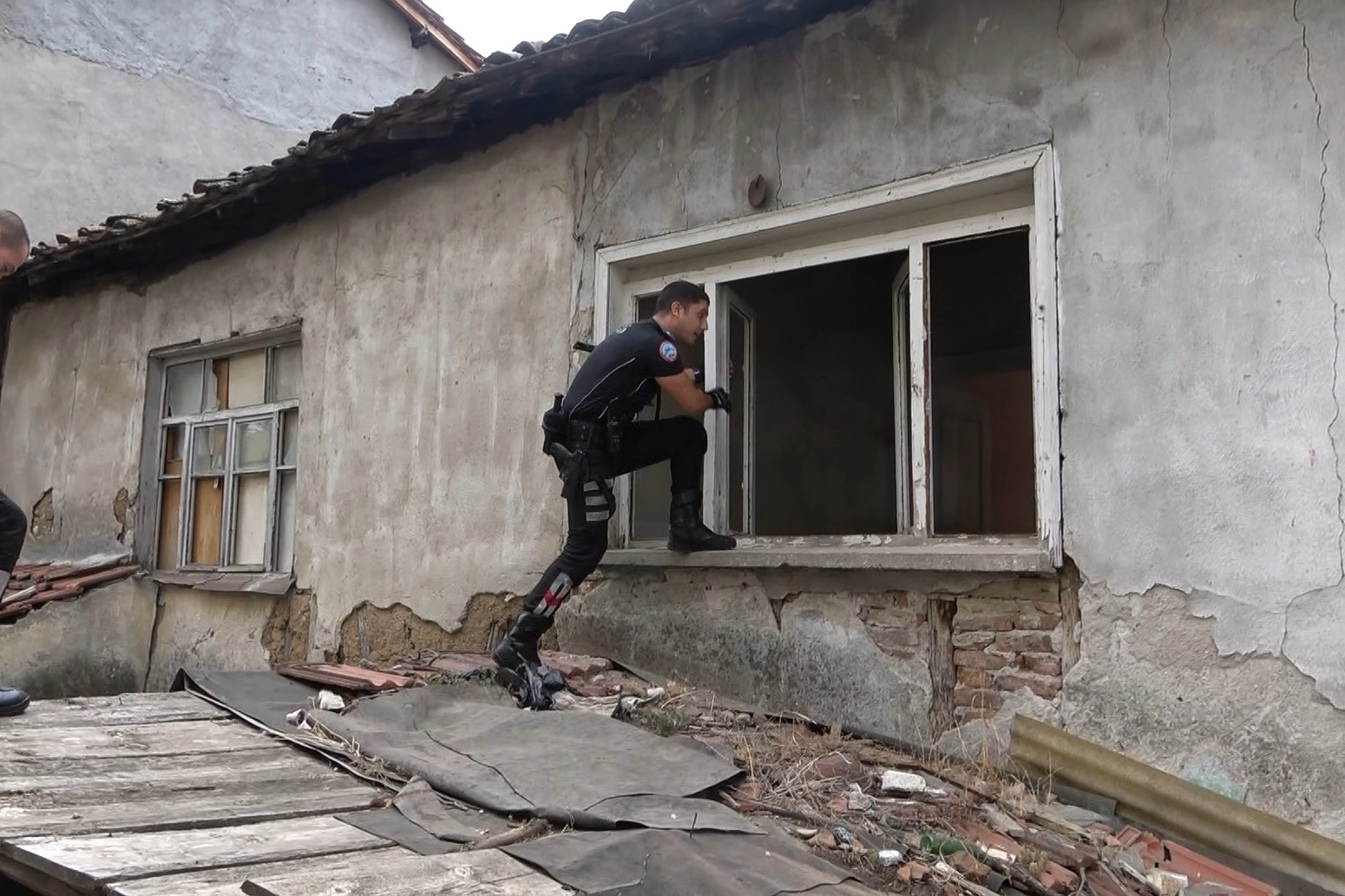 Polis ekiplerinden terk edilmiş evlere baskın...Şüpheliler böyle yakalandı