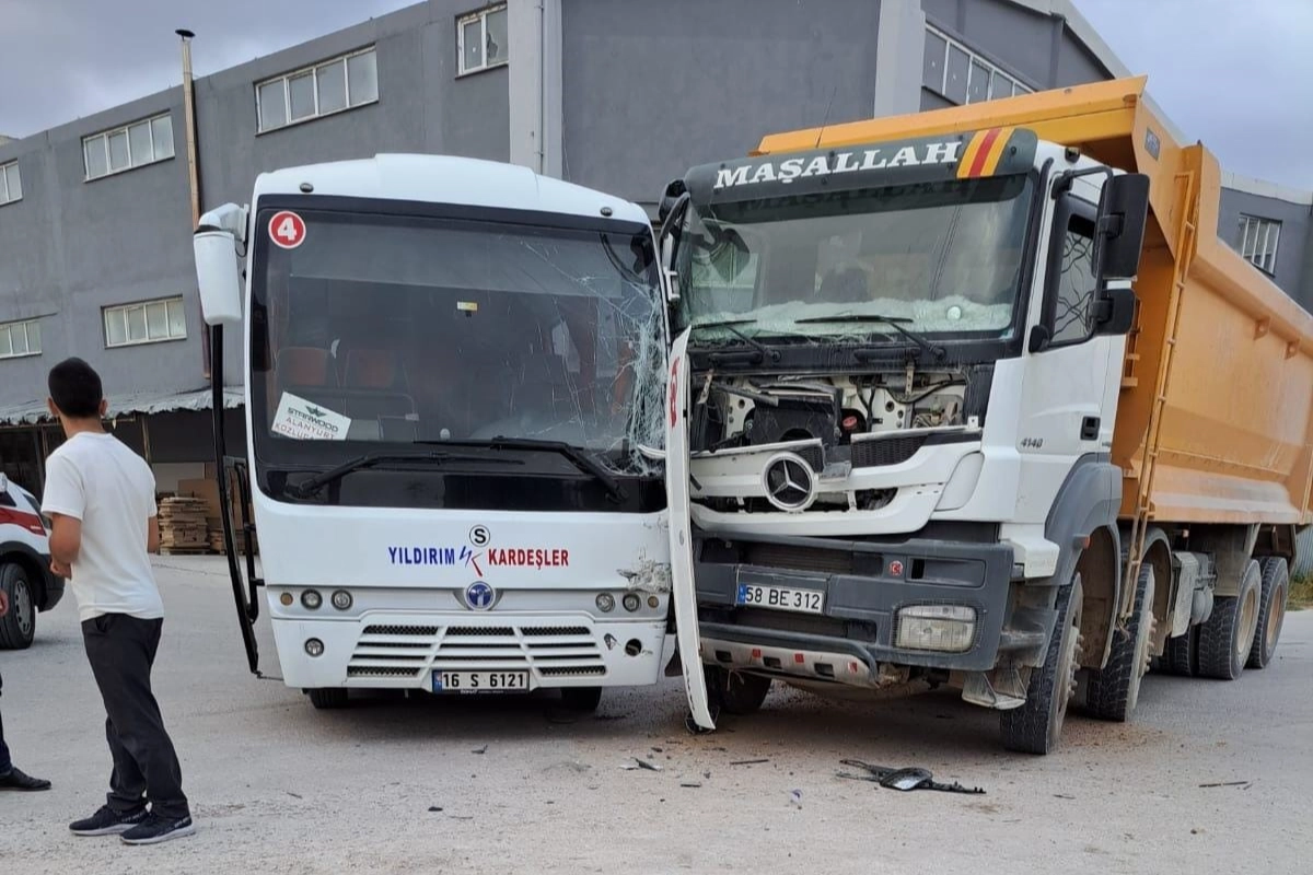 Kamyon ile minibüs kaza yaptı! 1 kişi yaralandı