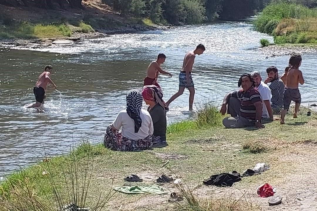 Muhtar sıcaktan bunalan köy sakinleri için plaj yaptırdı