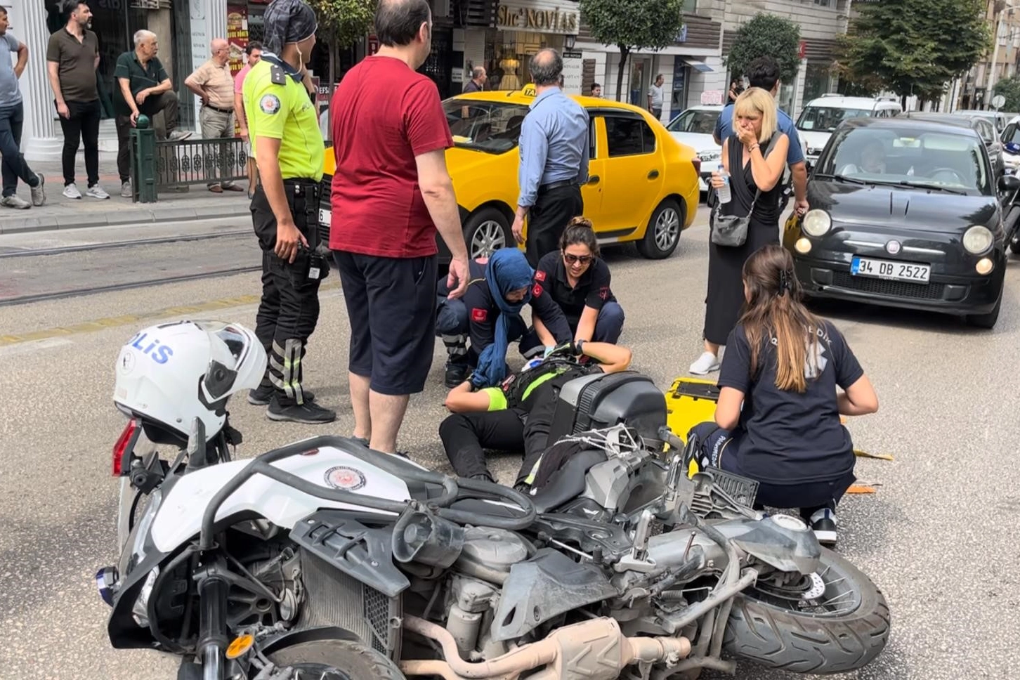 Navigasyona bakan sürücü trafik polisine çarptı