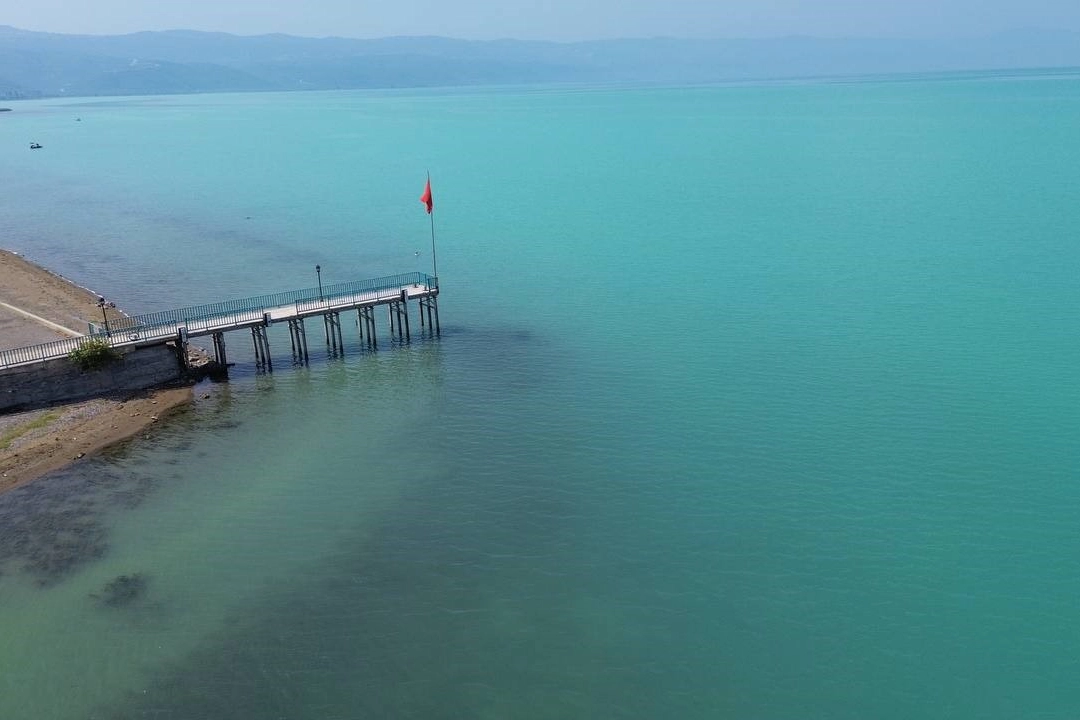 İznik Gölü turkuaza büründü