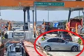 Otoyolda gişe değiştiren otomobil trafiği tehlikeye attı