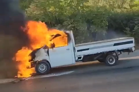 Arıza yapan kamyonet alevlere teslim oldu