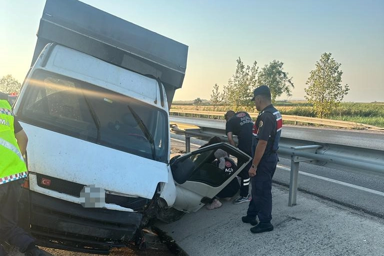 Yoldan çıkan kamyonet kaza yaptı! 1 ölü