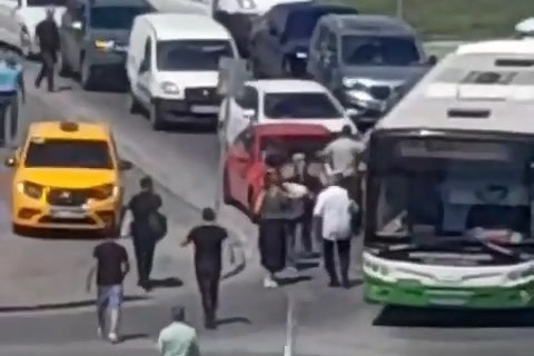 Yolu paylaşamadılar kavgaya tutuştular