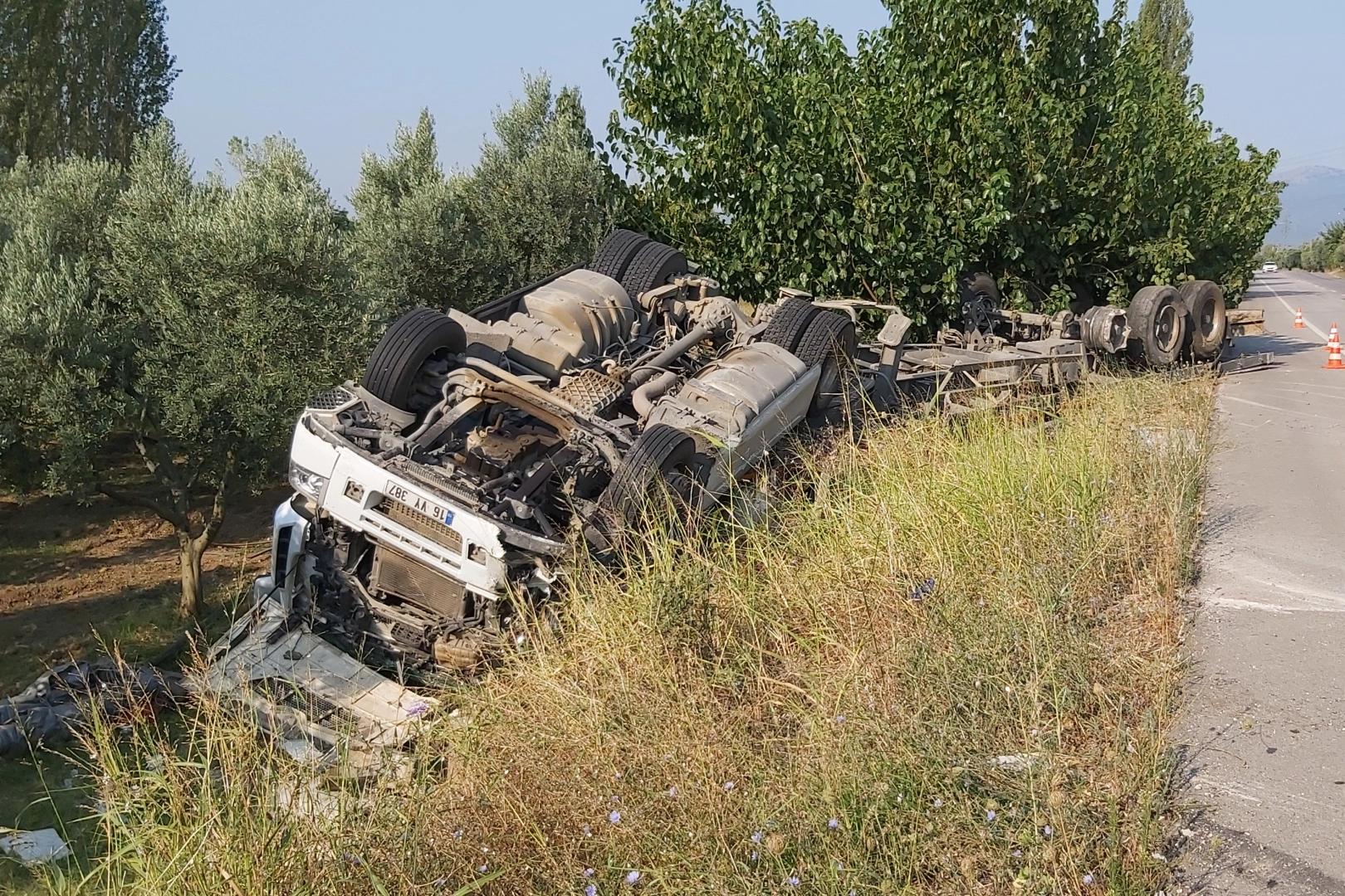 Direksiyon hakimiyetini kaybeden tır takla attı