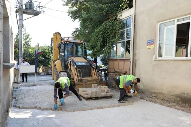 İnegöl'ün kırsal mahallelerinde parkeleme çalışmaları sürüyor