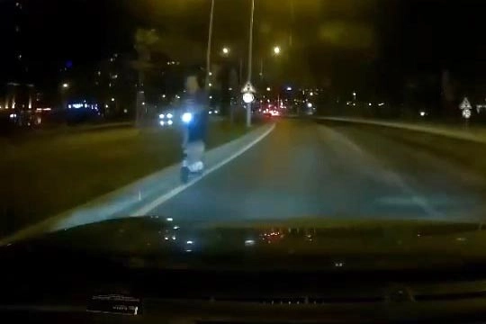 Scooter ile ters yönden giden genç faciaya davetiye çıkardı