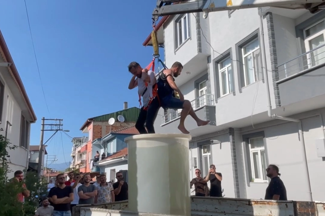 İznik’te ilginç gelenek! Damadı vinçe astılar