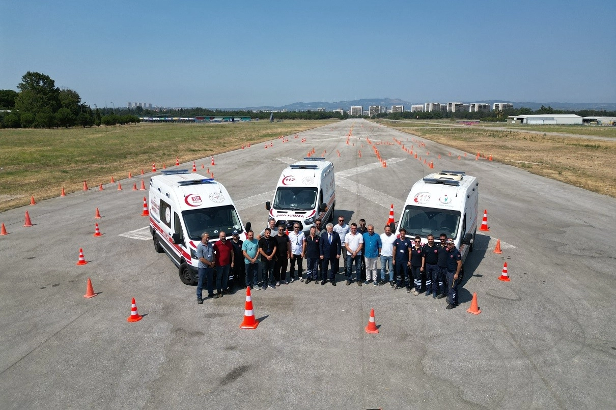 Ambulans sürüş eğitimcileri de güvenli sürüş eğitimi aldı