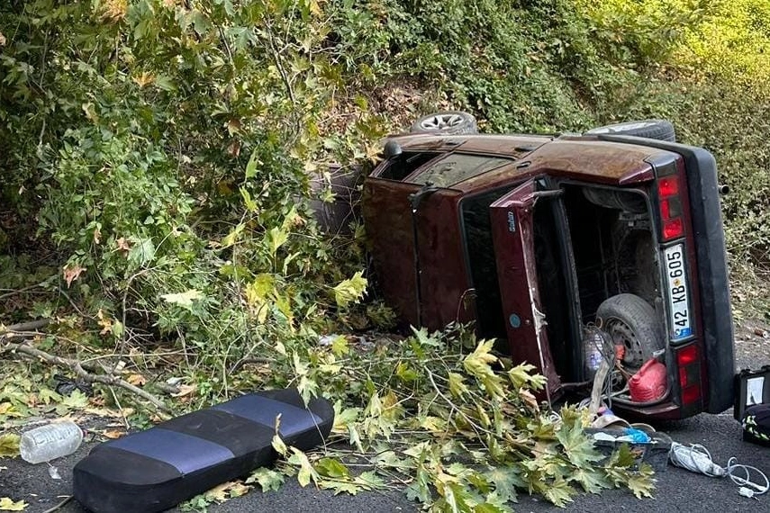 Yan yatan otomobilden 5 kişi sağ kurtuldu