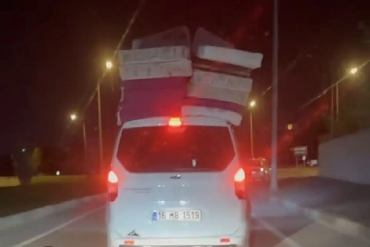 Aracının üzerinde yatak taşıdı, trafikte tehlike saçtı!