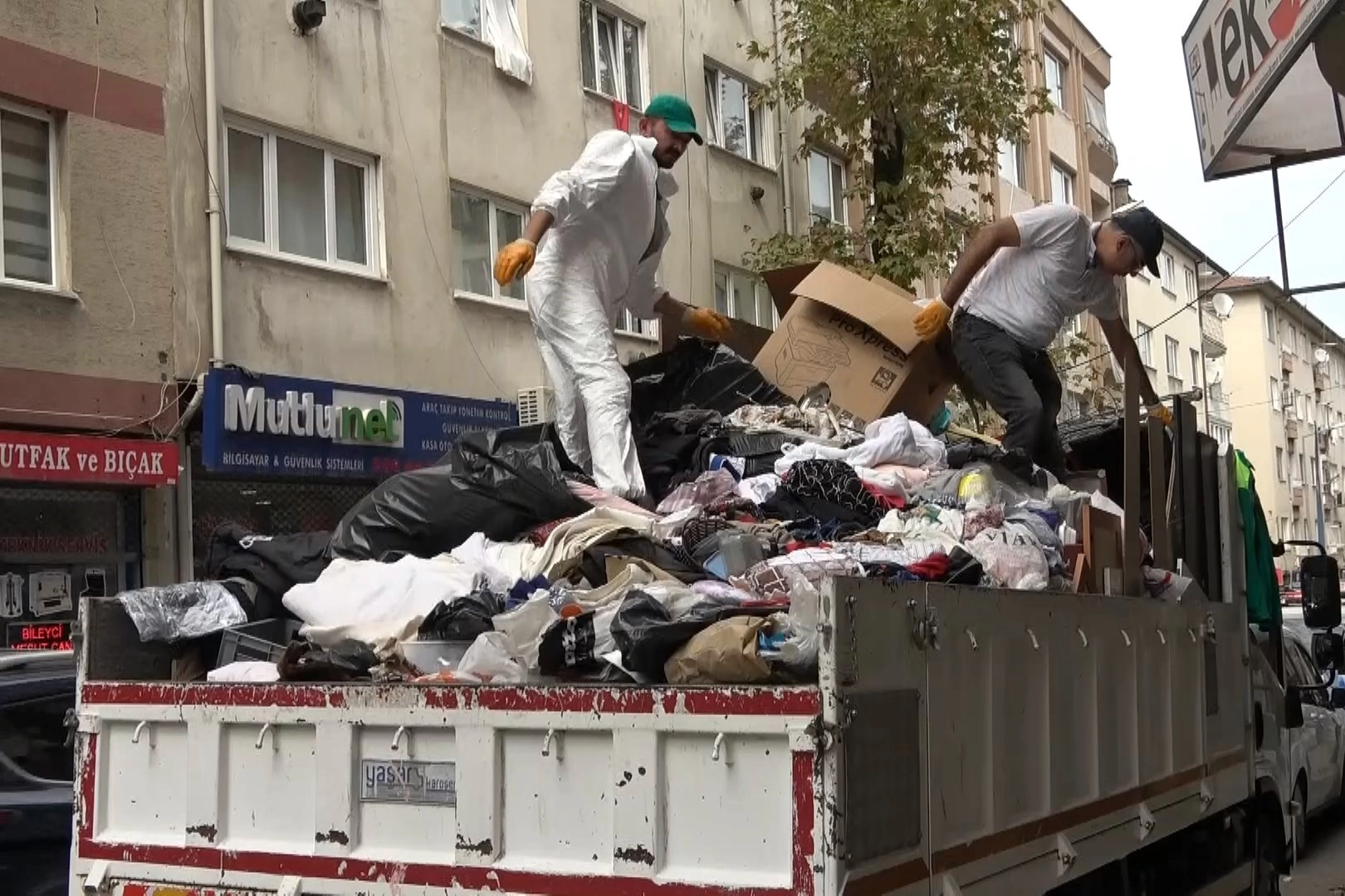 Komşuları şikayet etti, evinden 3 kamyon çöp çıktı!