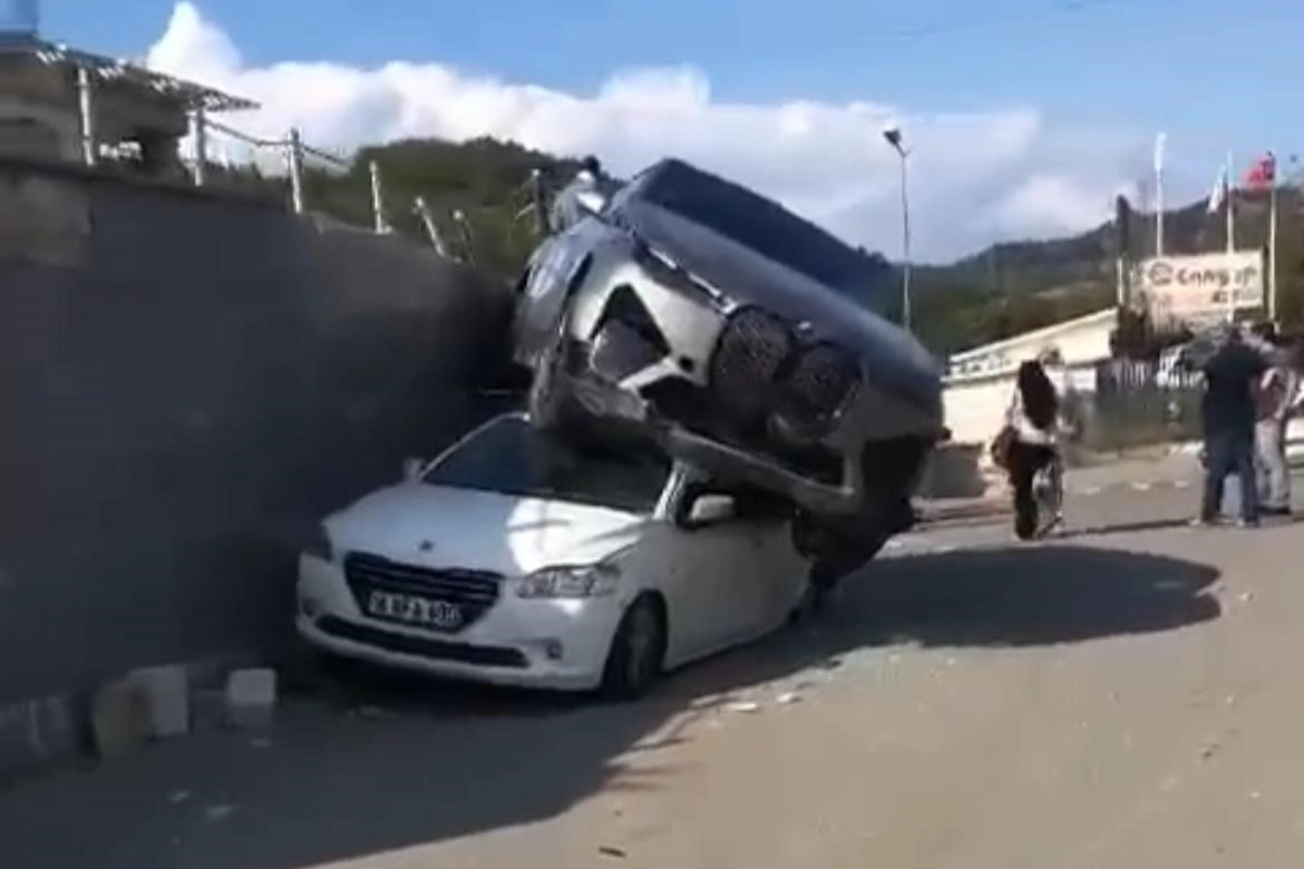 Kontrolden çıkan cip, park halindeki aracın üzerine düştü