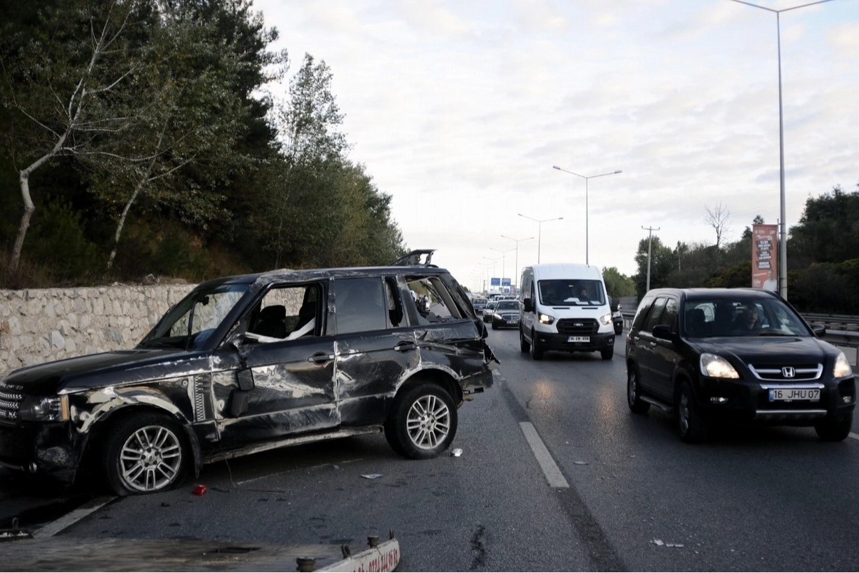 Bursa’da kontrolü kaybeden otomobil önündeki araca çarptı