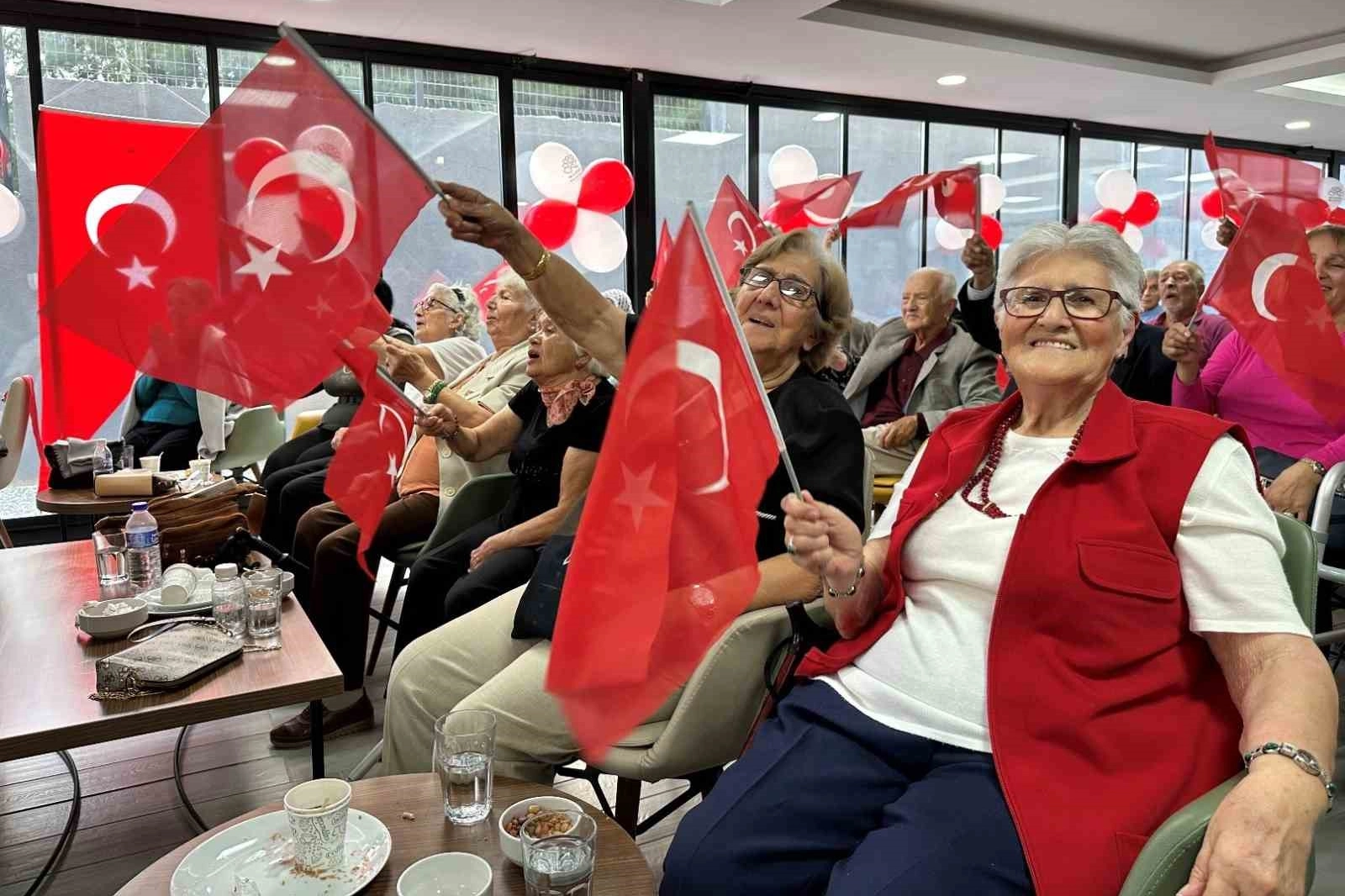 Huzurevinde Cumhuriyet coşkusu yaşandı