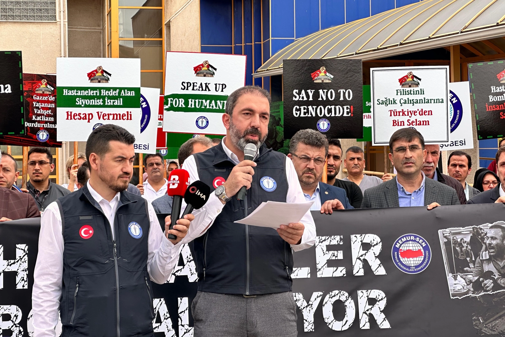 Bursa'da sağlık çalışanları Filistin için tek yürek oldu