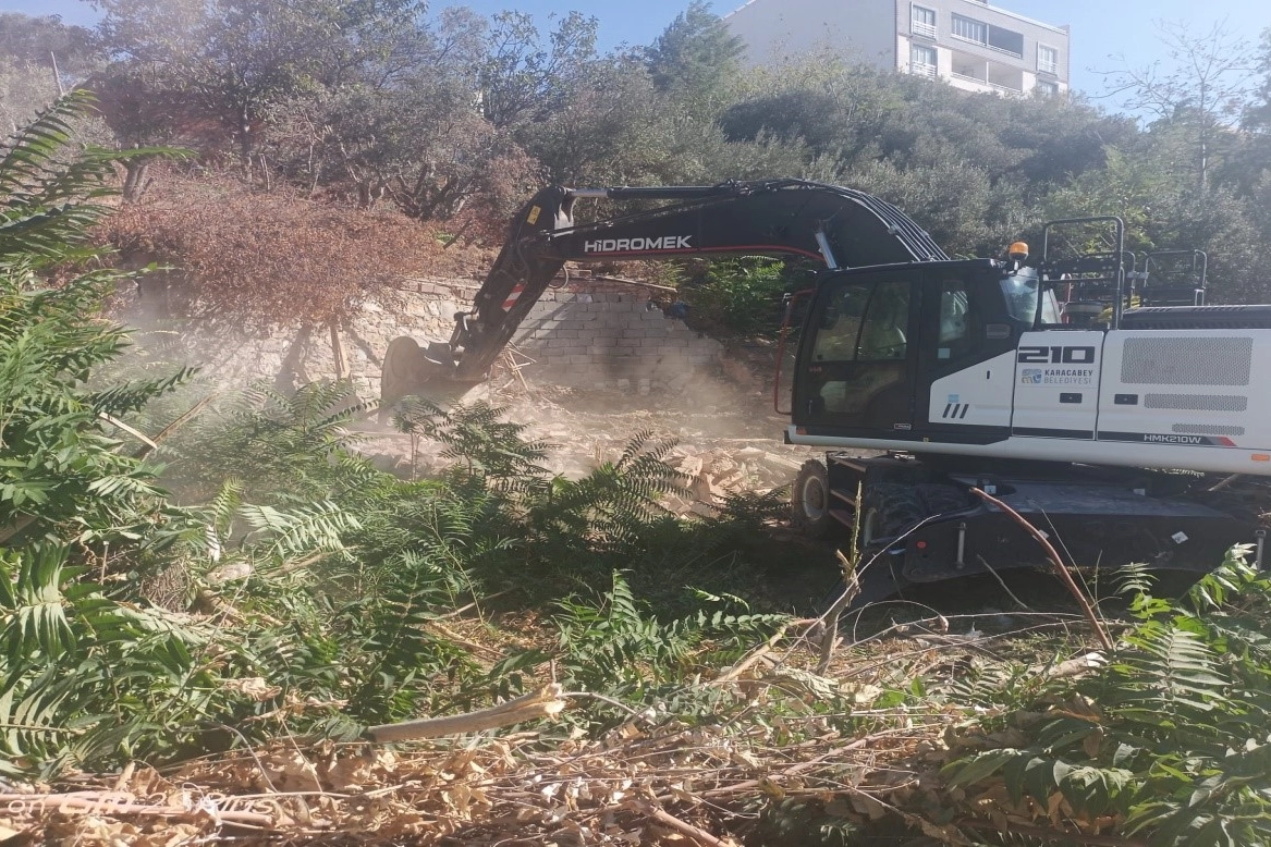 Karacabey’de metruk binaların yıkımı sürüyor