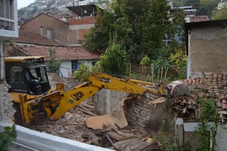 Bursa Osmangazi'de metruk binalar tek tek yıkılıyor