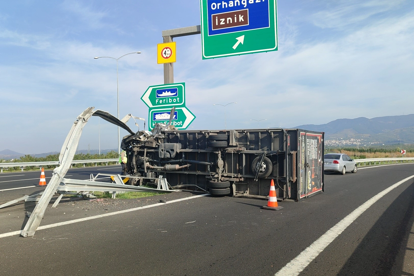 Bursa'da kamyonet bariyere saplandı