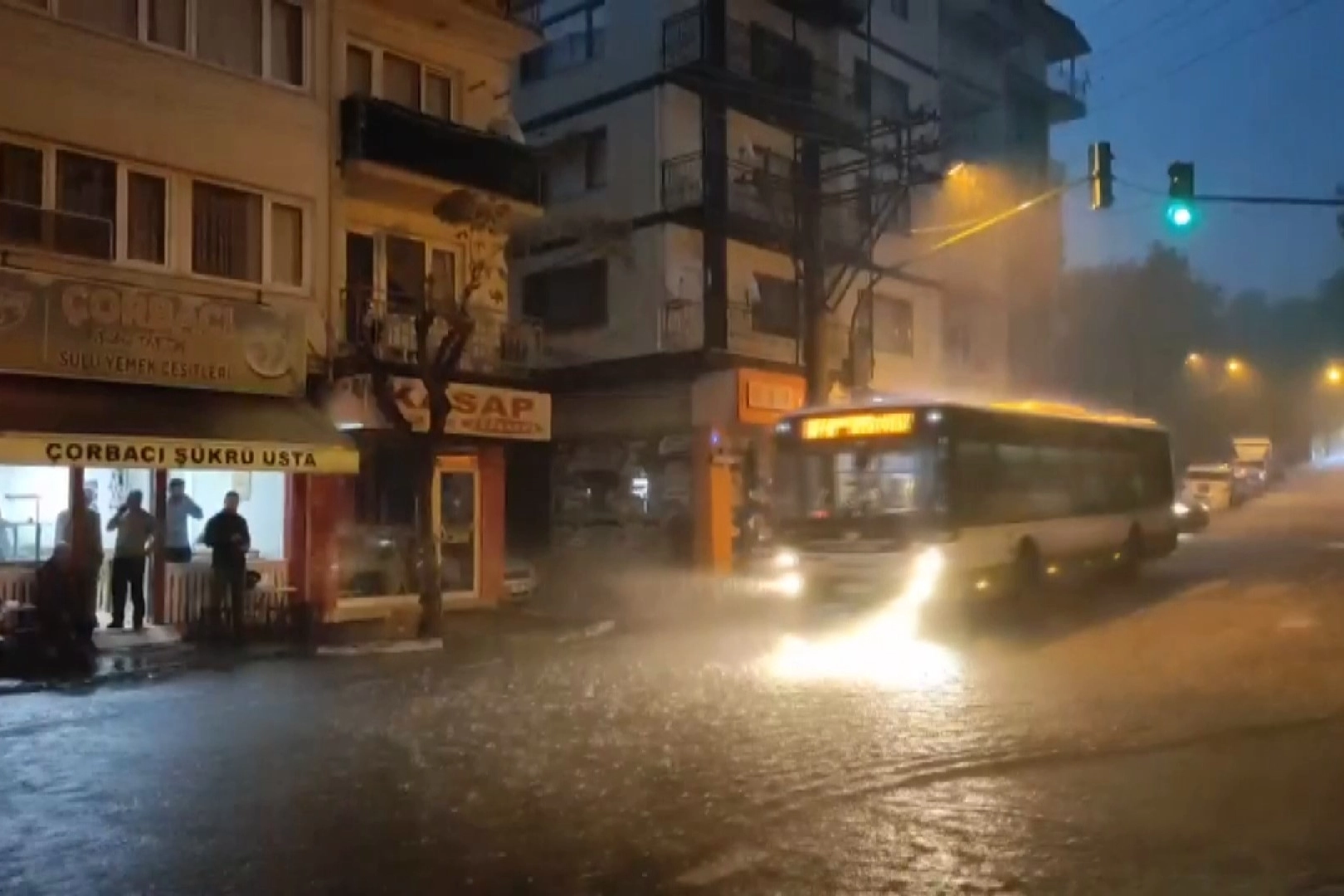 Bursa güne yağmur ve şimşeklerle uyandı!