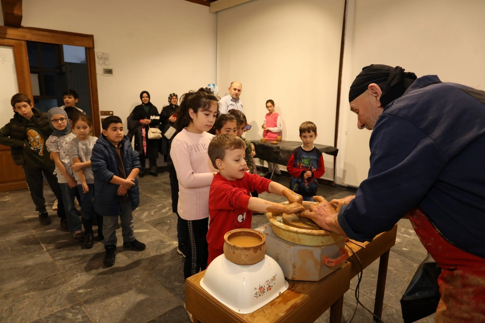 İnegöl Belediyesi’nden Çocuk Çömlek Atölyesi