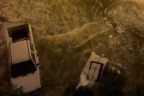 Gemlik'te deniz taştı, gemi yan yattı!