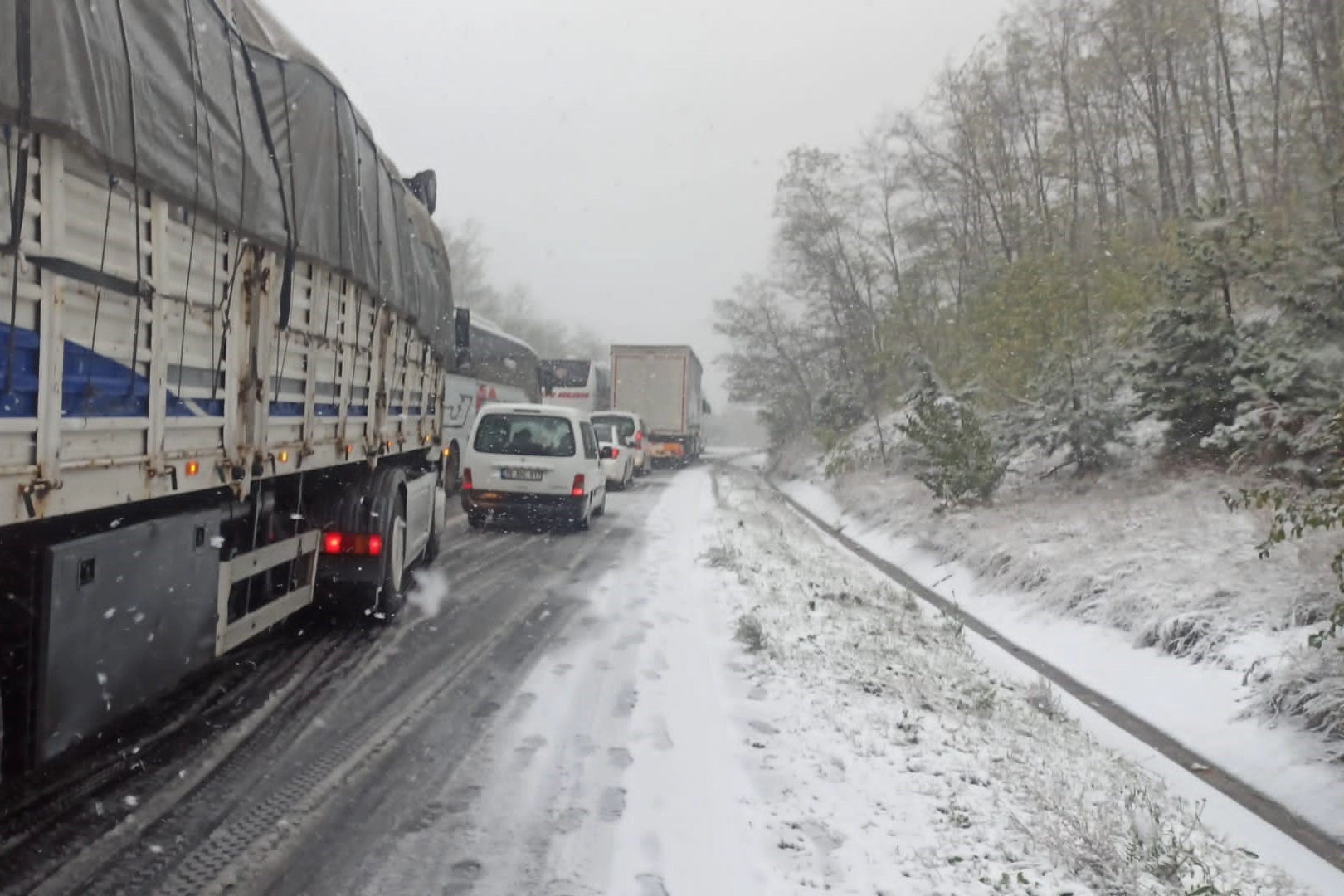 Bursa'da kar yağışı sebebiyle yol kapandı