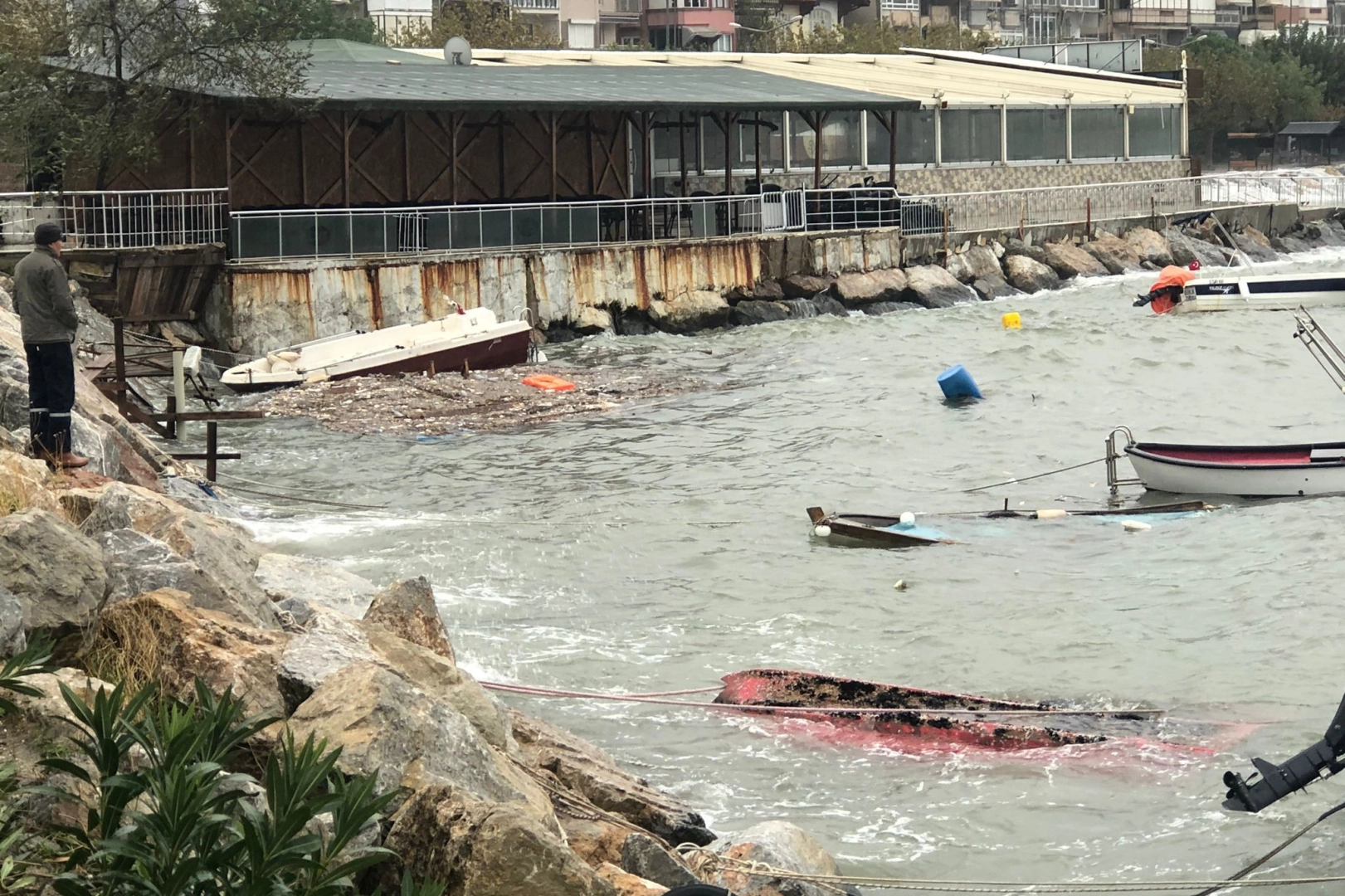 Gemlik'te yaşanan fırtına sonrası tekneler alabora oldu