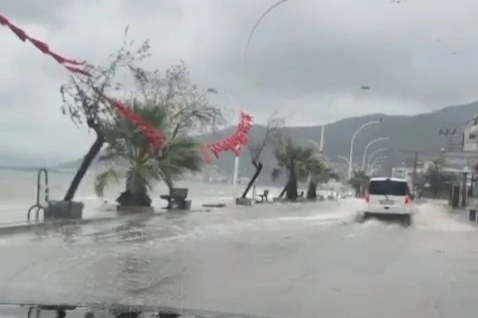 Bursa’da deniz karayla birleşti, yollar göle döndü