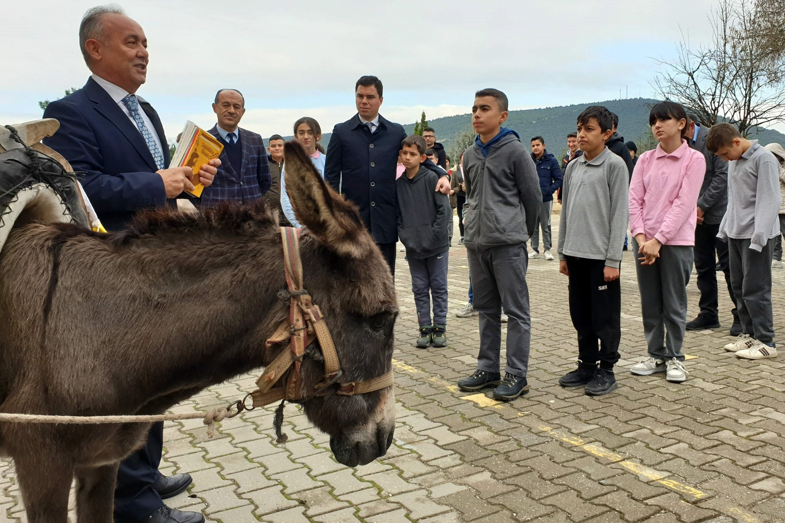 'Eşekli Dostoyevski' Orhaneli'de çocuklarla buluştu