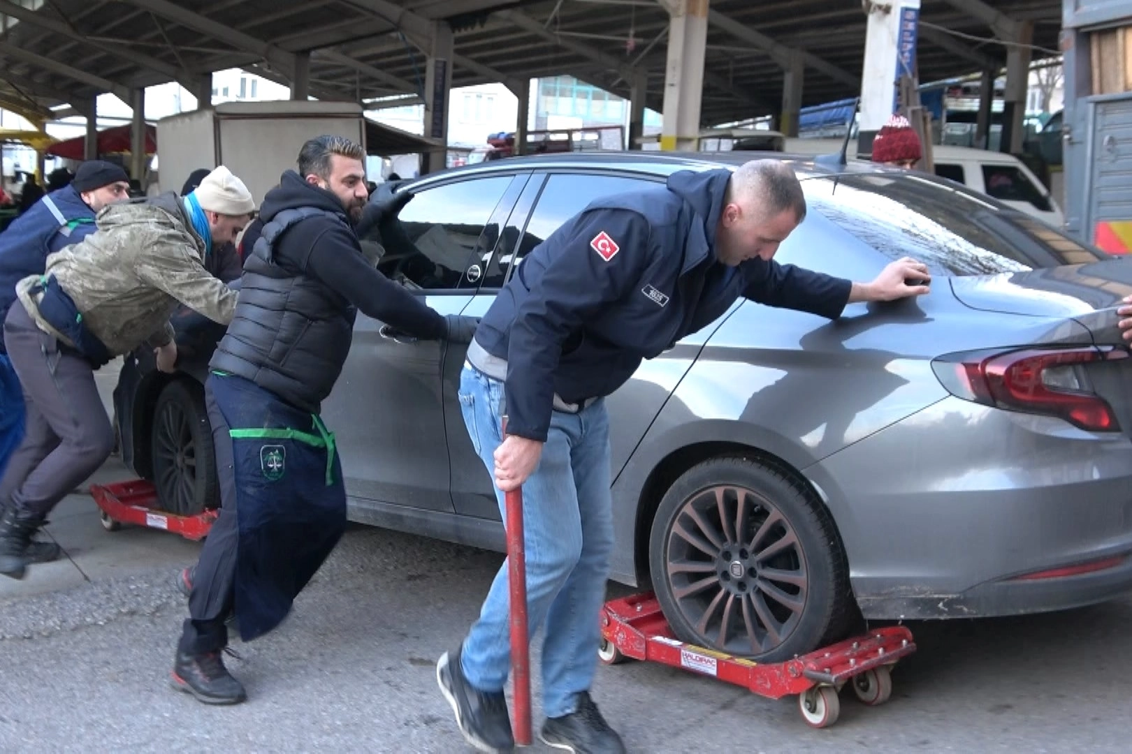 Hatalı park edilen otomobillere esnaflardan kaydıraklı çözüm