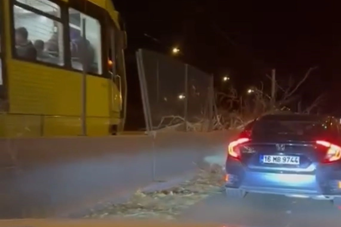 Metro raylarına ağaç düştü, seferler bir süreliğine iptal edildi