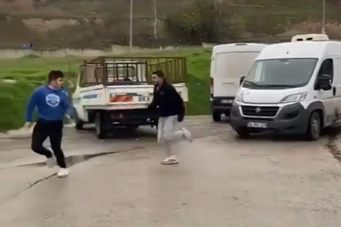 Balık halinde kovaladığı kişiyi yakalayıp darp etti