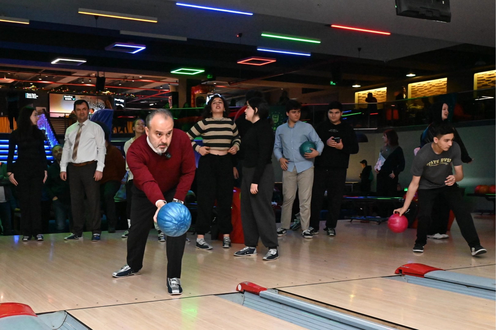 Bursa’da öğrenciler bowlingle stres atıyor