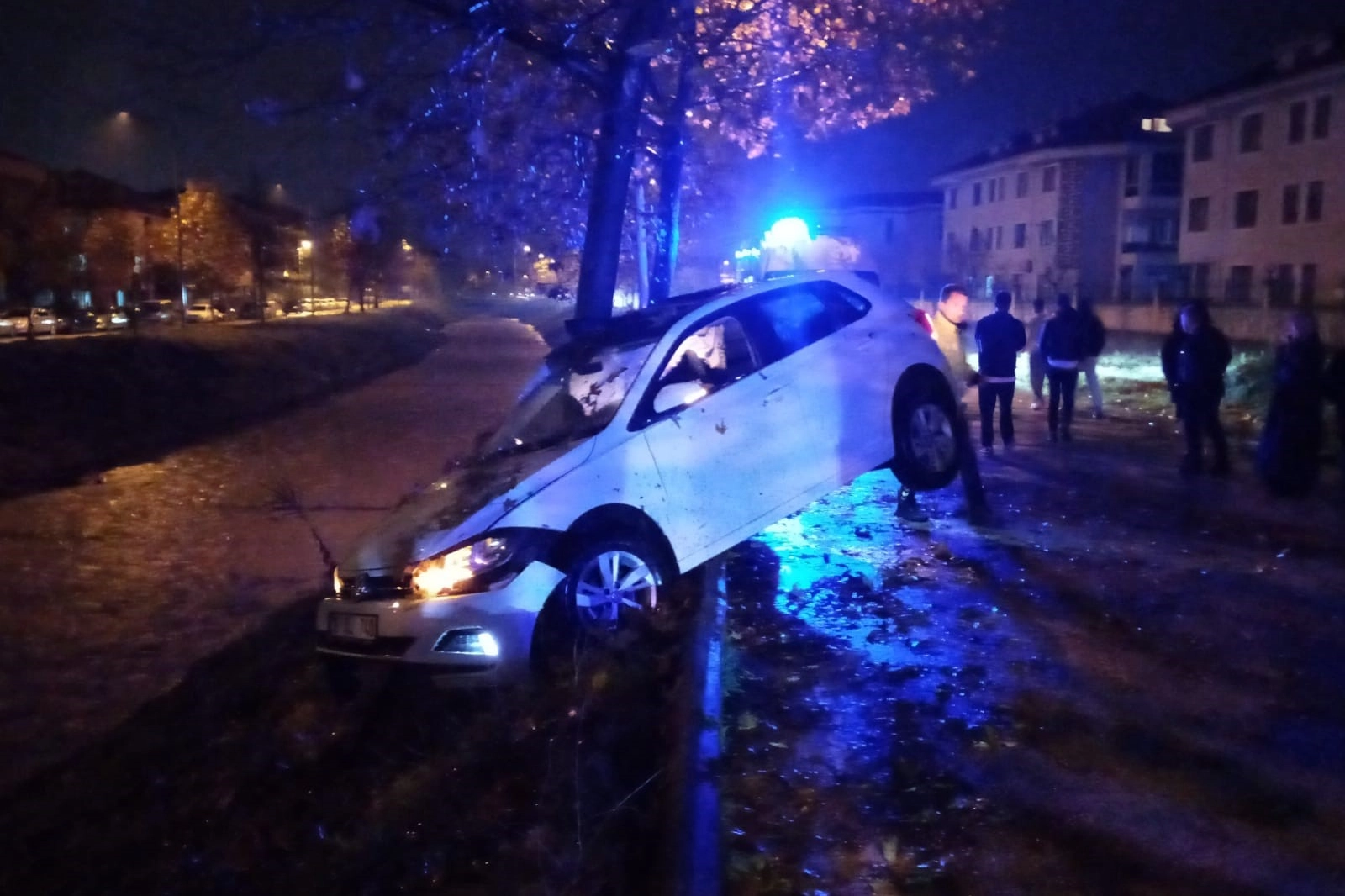 16 yaşındaki genç babasından habersiz otomobili kaçırdı! Sonu hastanede bitti