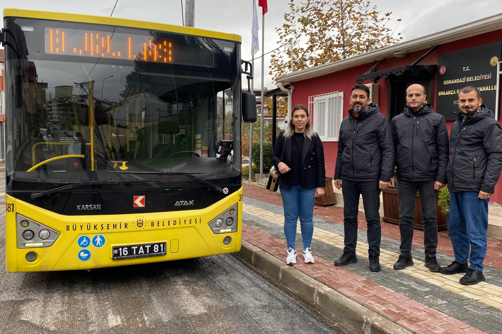 Mahalleye 5 yıl sonra gelen otobüsü böyle karşıladılar