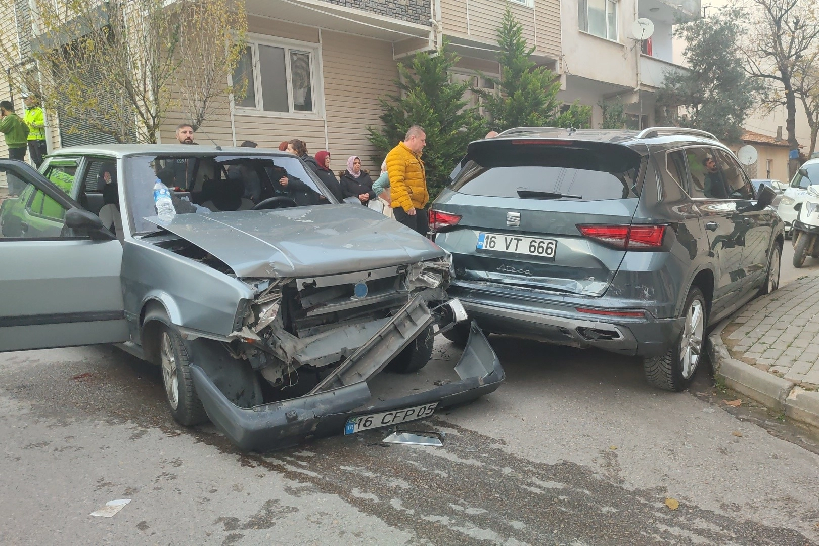 Freni boşalan otomobil park halindeki araca çarptı! 2 yaralı