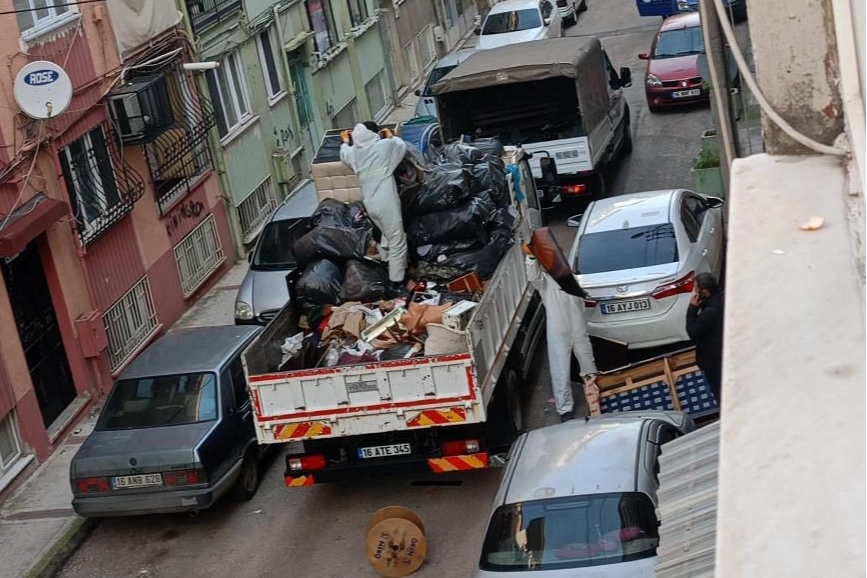 Kötü kokuların yükseldiği evden kamyon dolusu çöp çıktı