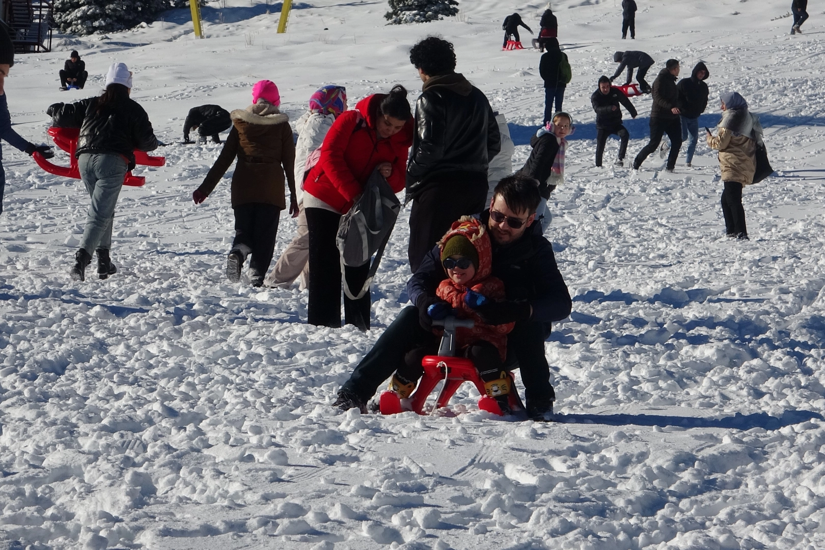 Uludağ’a kar yağdı, vatandaşlar tadını çıkardı