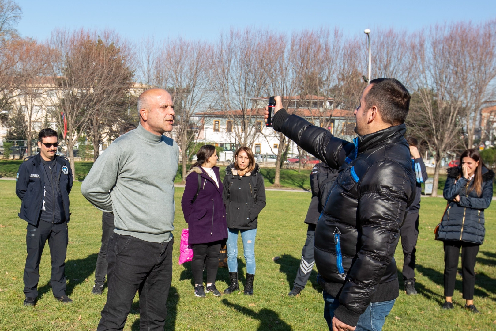 Biber gazının etkisini önce kendileri test etti