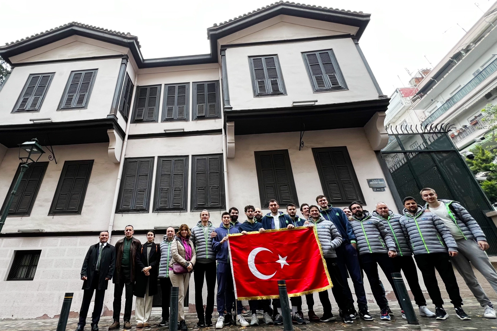 Tofaş Basketbol Takımı, Atatürk’ün evini ziyaret etti