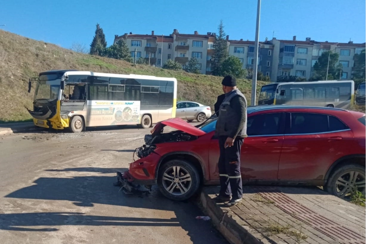 Otobüs ile otomobil kafa kafaya çarpıştı!